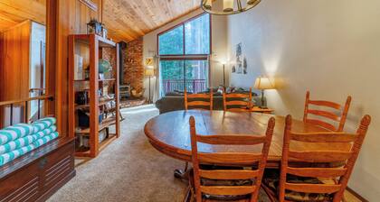 Charming 2/2 Tucked in the Trees; Hottub & Parking