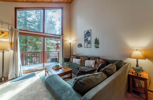 Charming 2/2 Tucked in the Trees; Hottub & Parking