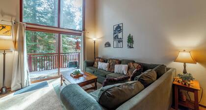 Charming 2/2 Tucked in the Trees; Hottub & Parking
