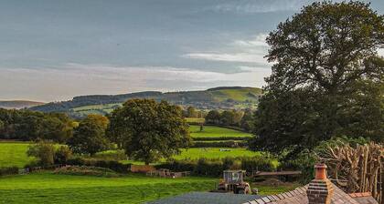 NEW-private country cottage style cabin with spectacular views and HOT TUB