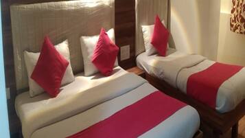 Deluxe Triple Room, City View | Desk, free WiFi