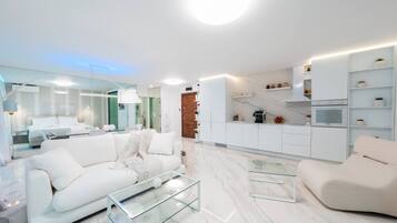Apartment, 1 Bedroom, Smoking, Balcony | Ruang tamu
