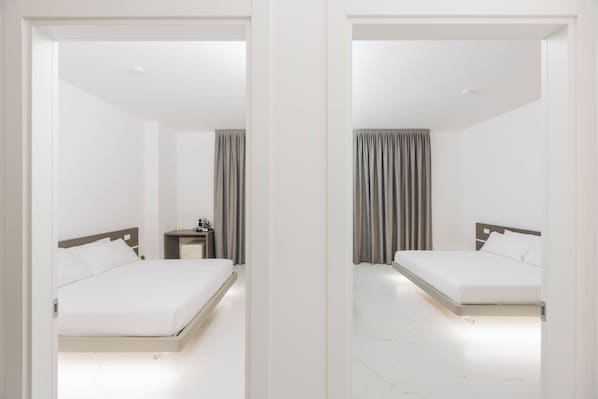 Quarto triplo superluxo, banheiro privativo, vista para a cidade | Cofres nos quartos, escrivaninha, espaço de trabalho para notebook