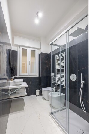 Luxury Triple Room, Private Bathroom, City View | Bathroom | Shower, towels