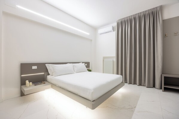 In-room safe, desk, laptop workspace, blackout curtains - Excelsior Station Suite (Bologna)