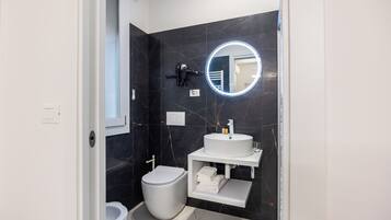 Luxury-Zimmer, 1 King-Bett, eigenes Bad, Stadtblick | Badezimmer | Dusche, Handtücher
