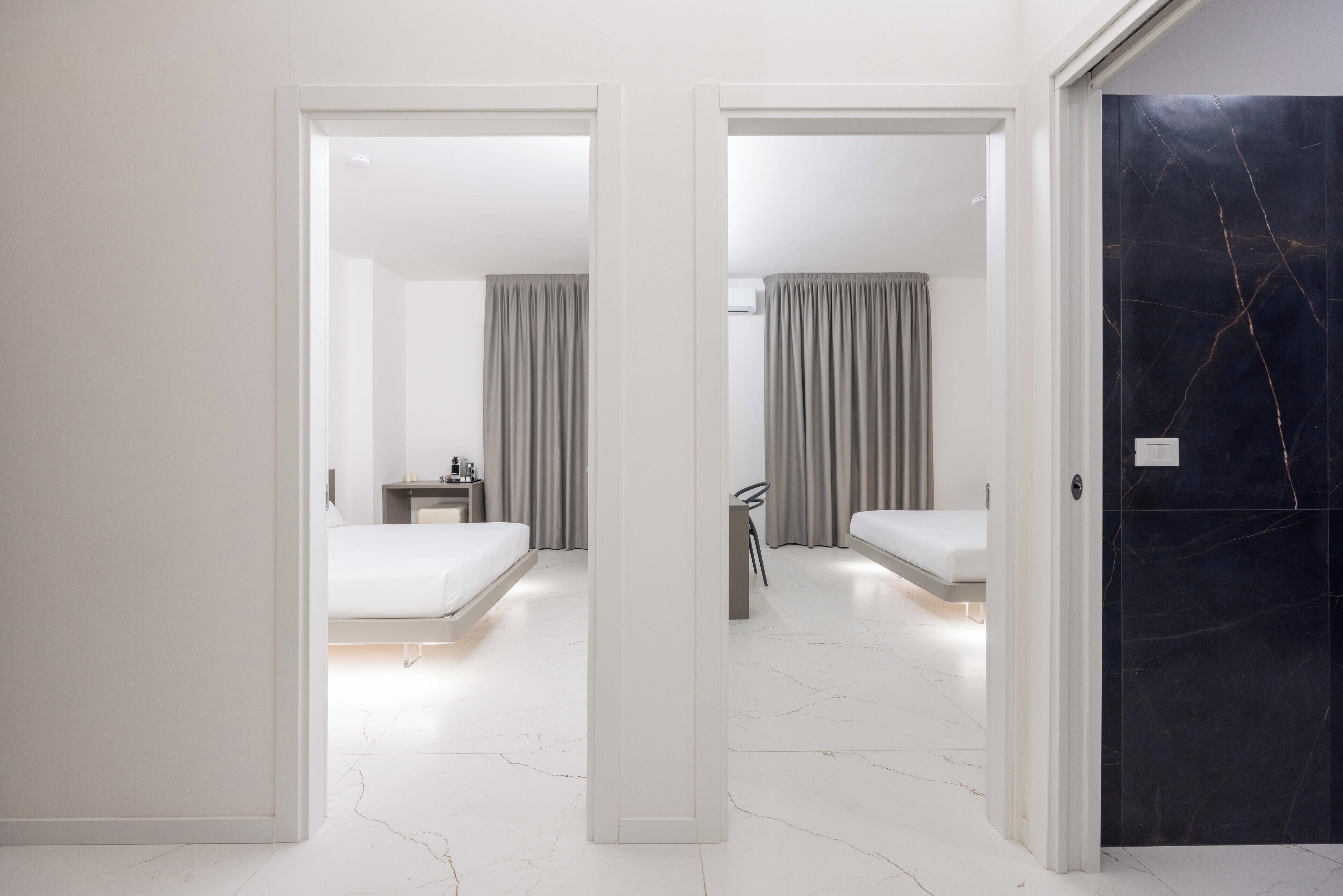 Tripla Luxury, bagno privato, vista città | Una cassaforte in camera, una scrivania, postazione laptop