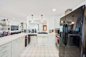 Fridge, microwave, oven, stovetop - Spacious Family Retreat in Coeur d'Alene (Coeur d'Alene)