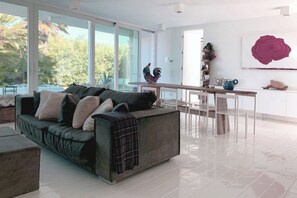 Fireplace, books - Elegant beachfront villa with jacuzzi, garden, and panoramic terrace. (Montignano-Marzocca)