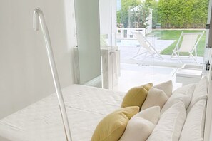 2 bedrooms, iron/ironing board, WiFi, bed sheets - Elegant beachfront villa with jacuzzi, garden, and panoramic terrace. (Montignano-Marzocca)