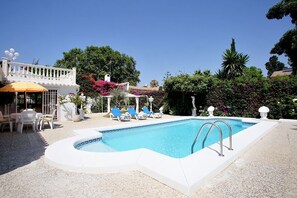 Outdoor pool, a heated pool - Lovely Villa Las Palmeras with heated Swimming Pool, Puerto Banus (Marbella)