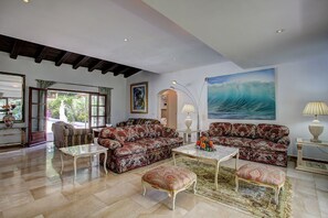 Living area - Lovely Villa Las Palmeras with heated Swimming Pool, Puerto Banus (Marbella)