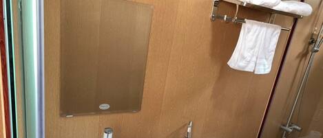 Regadera, secadora de cabello, toallas, jabón