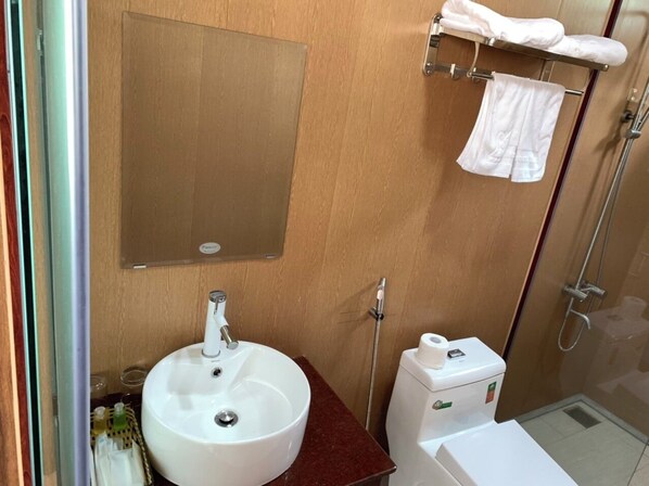 Shower, hair dryer, towels, soap - Charming bungalow with AC and WiFi in brilliant Phú Quốc (Thành phố Phú Quốc)