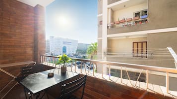 Basic Apartment | Outdoor dining
