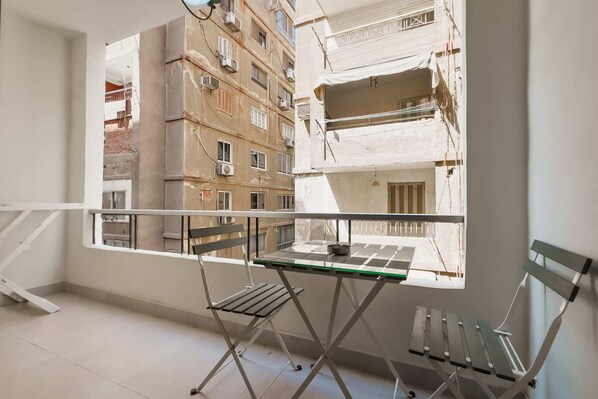 Basic Apartment | Outdoor dining