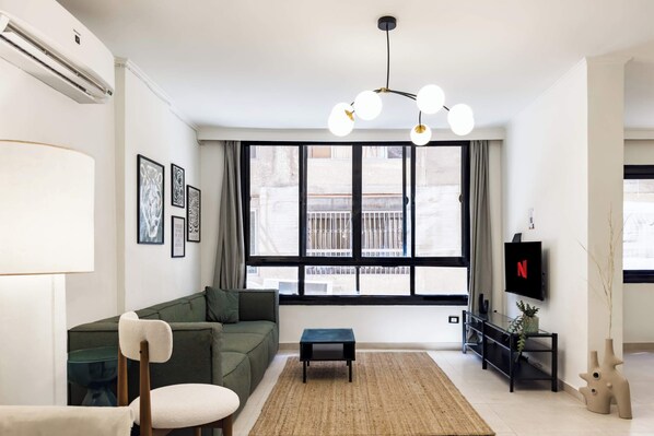 Basic-Apartment | Wohnbereich | Fernseher, Kamin