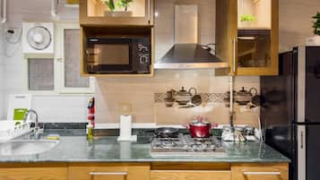 Basic Apartment | Private kitchen | Fridge, microwave, oven, stovetop