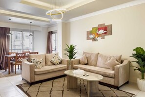 Basic-lejlighed | Opholdsområde | 55-tommers smart-tv med satellitkanaler