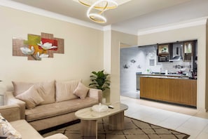 Apartamento básico | Zona de estar | Smart TV de 55 pulgadas con canales por satélite