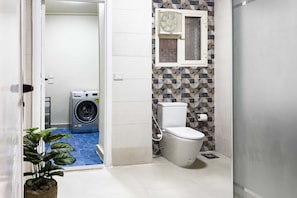 Basic Apartment | Bathroom | Hair dryer, towels, soap, shampoo - Xuru Stays I The Hospitable 2bdr Apt. 5 min From CAI Airport (Cairo)