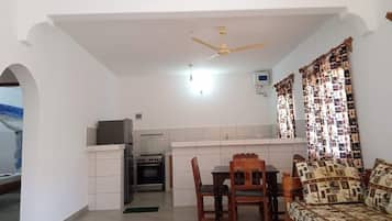 Refrigerador, microondas y utensilios de cocina