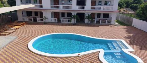 Una piscina al aire libre