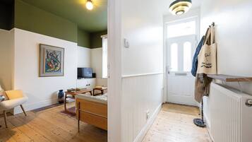 Smart TV, books, stereo