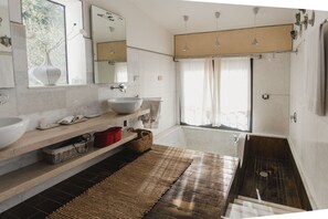 Bruser, hårtørrer, bidet, håndklæder