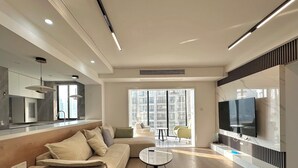 A modern living room with a sofa, a coffee table, and a TV. - ZHome-Sun Garden-Amazing view (Shanghai)