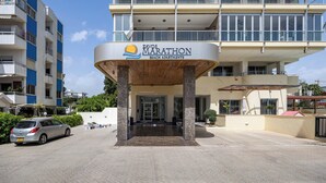 Un edificio con un cartel que dice 'ZAVOS MARATHON BEACH APARTMENTS'.
