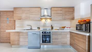 Apartment, 2 Bedrooms, Balcony, Ocean View | Interior