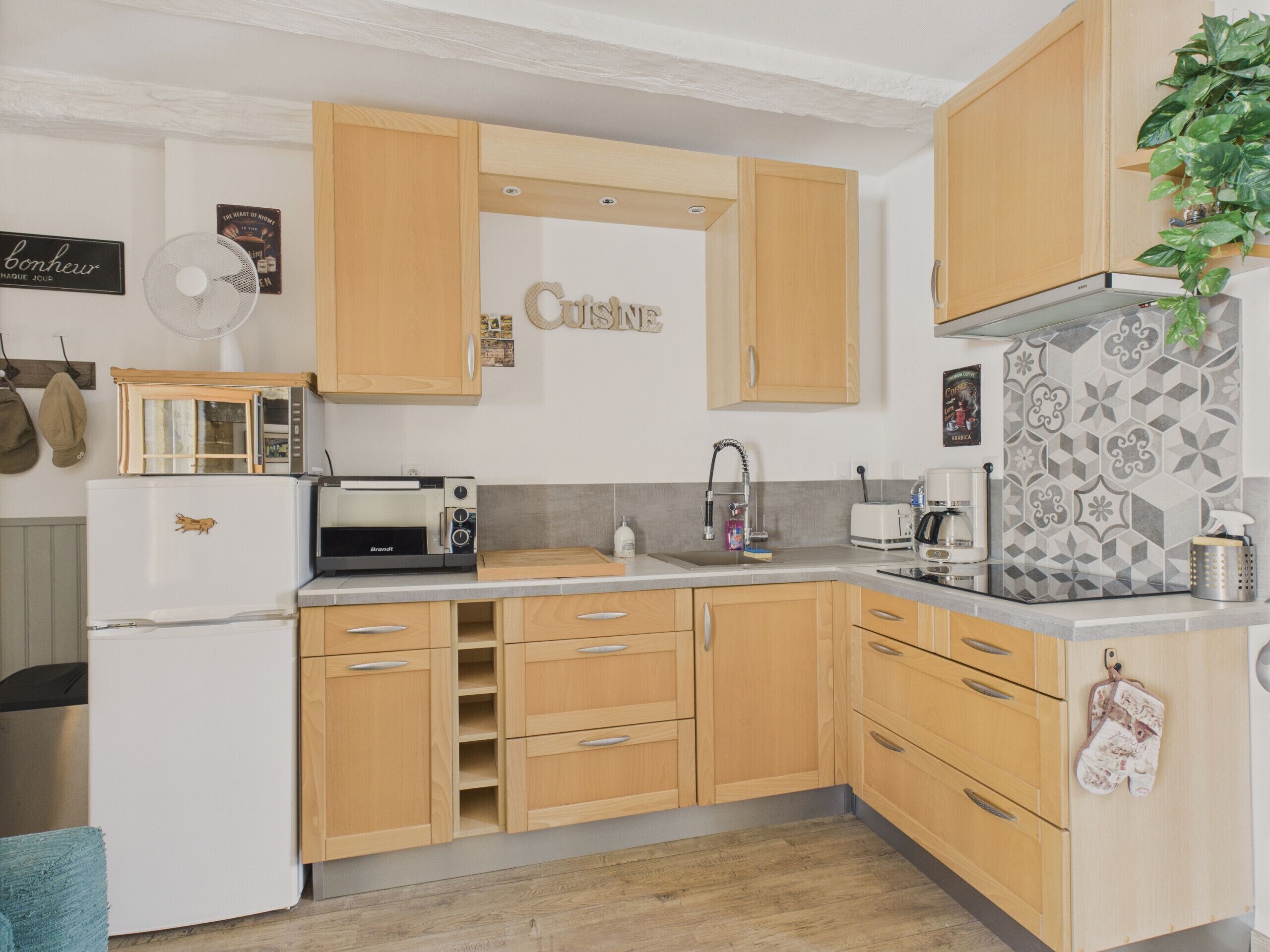 Køleskab, mikrobølgeovn, ovn, kaffe-/temaskine