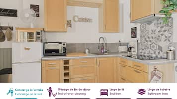 Een koelkast, een microgolfoven, een oven