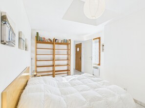 3 bedrooms, iron/ironing board, free WiFi