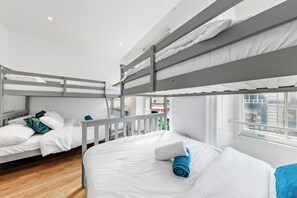 3 habitaciones, tabla de planchar con plancha, wifi y ropa de cama 