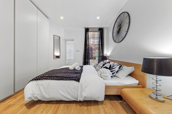 3 habitaciones, tabla de planchar con plancha, wifi y ropa de cama 