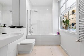 Regadera, secadora de cabello, toallas, jabón 