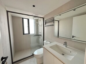 Family Apartment, City View | Bathroom - Zhome-Parkville Three bedrooms-XinTianDi (Shanghai)