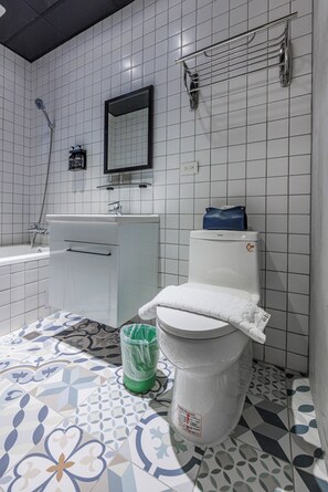 Comfort Double Room | Bathroom | Combined shower/tub, free toiletries, hair dryer, towels