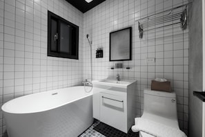 Comfort Double Room | Bathroom | Combined shower/tub, free toiletries, hair dryer, towels