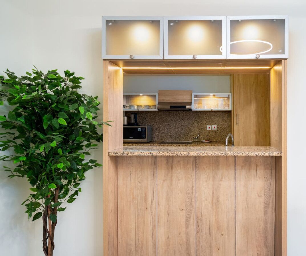 Een koelkast, een magnetron, een oven, een kookplaat