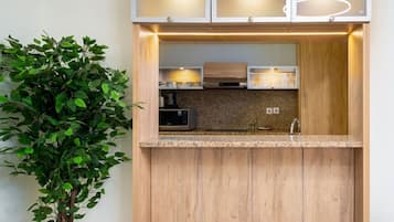 Een koelkast, een magnetron, een oven, een kookplaat