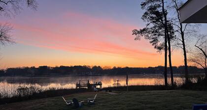 Bluebell Cottage! Waterfront, Boat Dock in Gloucester VA. Handicap accessible!