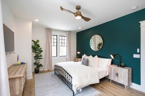 6 habitaciones, tabla de planchar con plancha y cuna de viaje 