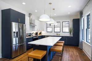 Een koelkast, een microgolfoven, een oven, een kookplaat