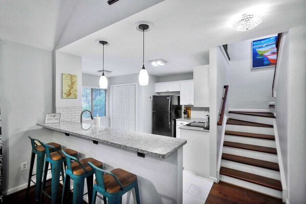 Fridge, microwave, oven, stovetop - Harbor Lights 133 in Keowee Key (Salem)