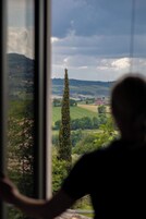 Escritorio y espacio para trabajar con laptop 