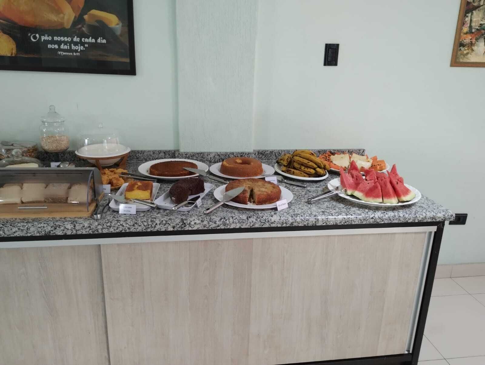 Een buffet met diverse desserts en fruit.
