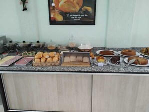 Free daily self-serve breakfast - Hotel Globo de Cianorte (Cianorte)
